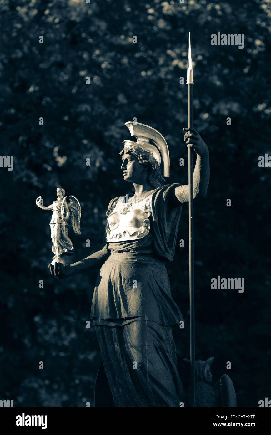 Bucarest, Roumanie - 27 septembre 2024 : Statue de la déesse grecque Athéna tenant la déesse Nike. Banque D'Images