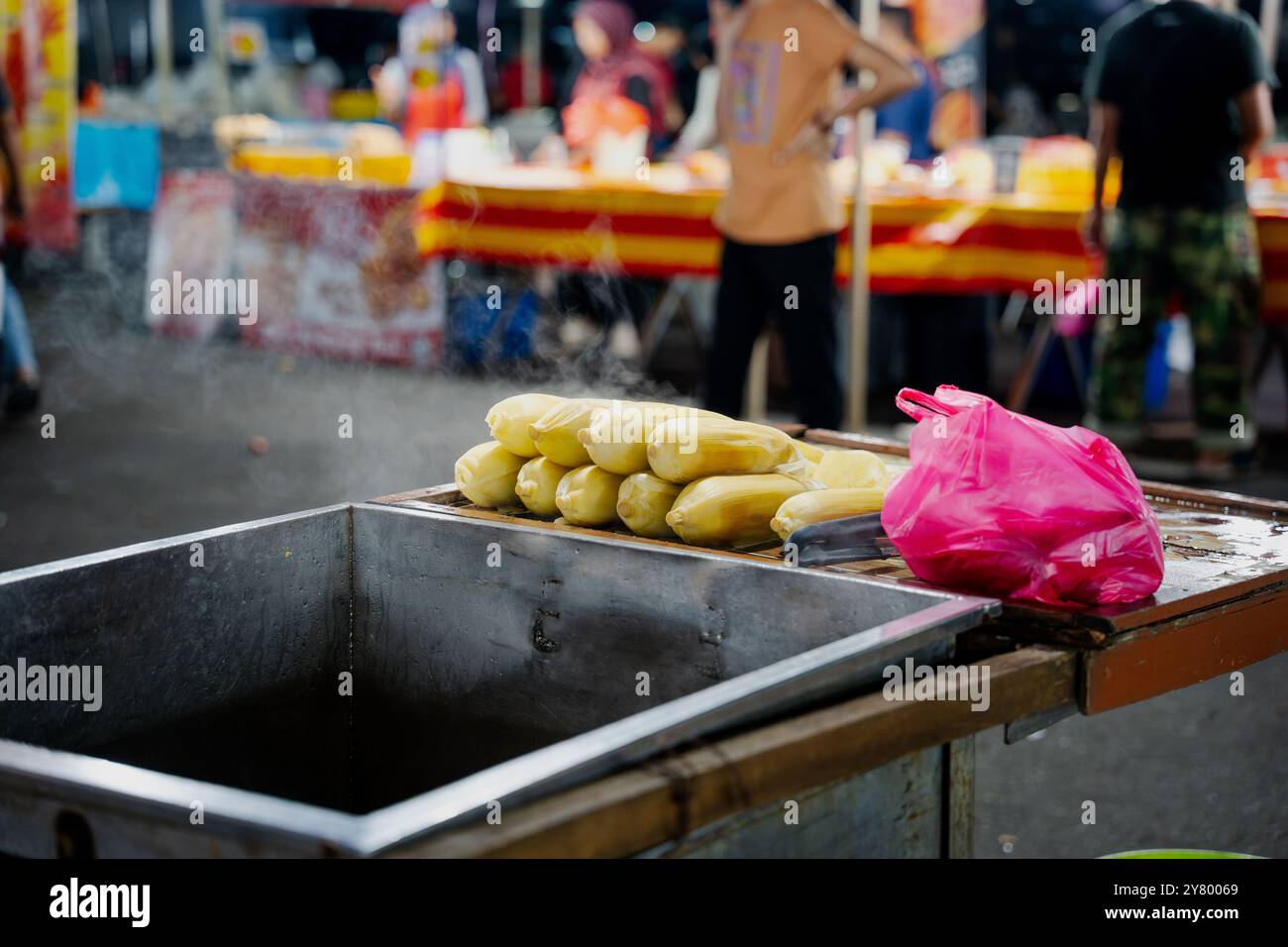 Maïs sucré au marché nocturne de Bukit Beruntung Banque D'Images