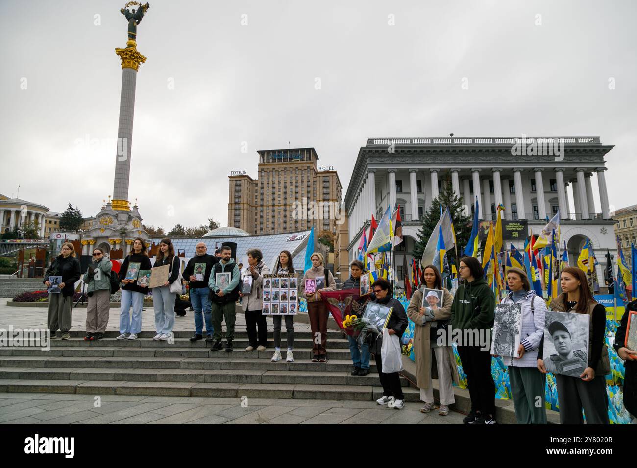 KIEV, UKRAINE - 01 SEPTEMBRE 2024 - les citoyens de Kiev sont réunis pour une minute de silence à la mémoire des soldats tombés au combat à l'occasion de la Journée des défenseurs de l'Ukraine, sur la place Maidan Nezalezhnosti, Kiev, capitale de l'Ukraine Banque D'Images