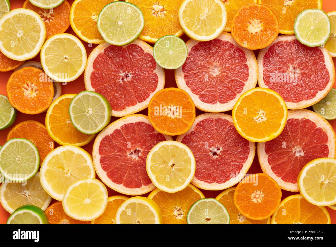 Concept pour fruits frais, fruités et juteux. Vue de dessus. Délicieux fond de fruits fait de nombreux agrumes frais et colorés différents Banque D'Images