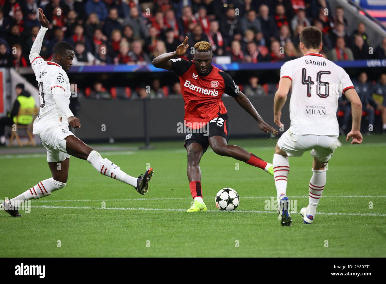 Leverkusen, Allemagne. 1er octobre 2024. Leverkusen, Deutschland. 1er octobre 2024. Victor Boniface (Bayer, M) contre Emerson Royal (Milan, l) et Matteo Gabbia (Milan), Ligue des Champions, Journée 2, Bayer 04 Leverkusen vs AC Milan, Leverkusen, Allemagne, 01.10.2024. Crédit : Juergen Schwarz/Alamy Live News Banque D'Images