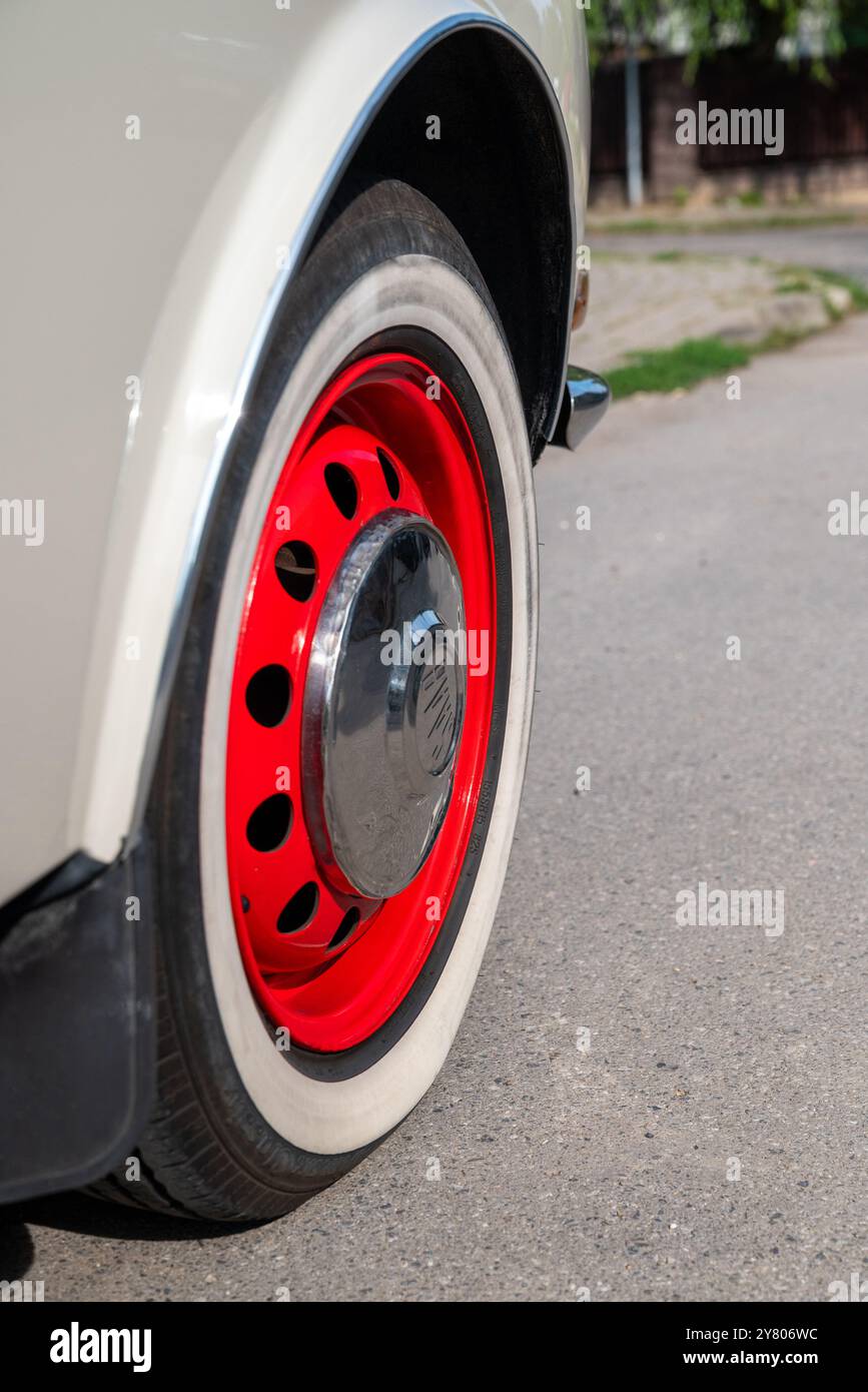 Lublin, Pologne 24 août 2024 gros plan d'une roue d'une voiture classique saab 99 Banque D'Images