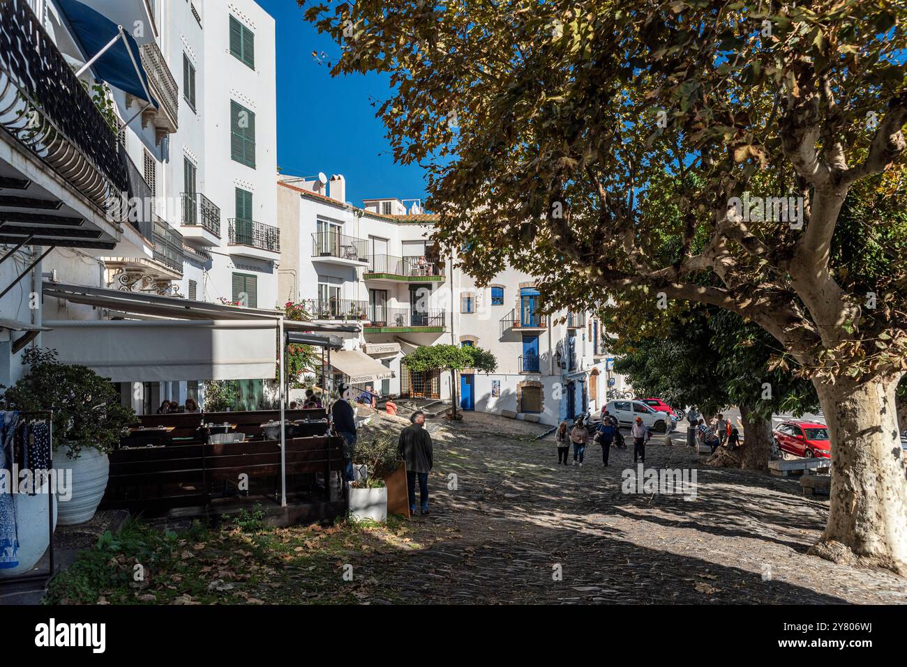 Espagne, Cadaqués : vue sur le village situé sur la péninsule du Cap de Creus sur les rives de la mer Méditerranée, Costa Brava, Catalogne Banque D'Images