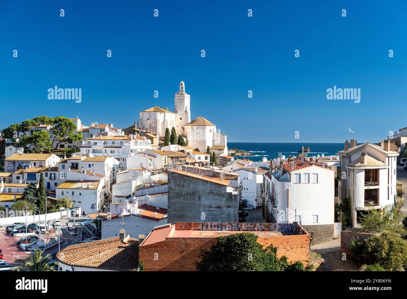 Espagne, Cadaqués : vue sur le village situé sur la péninsule du Cap de Creus sur les rives de la mer Méditerranée, Costa Brava, Catalogne Banque D'Images