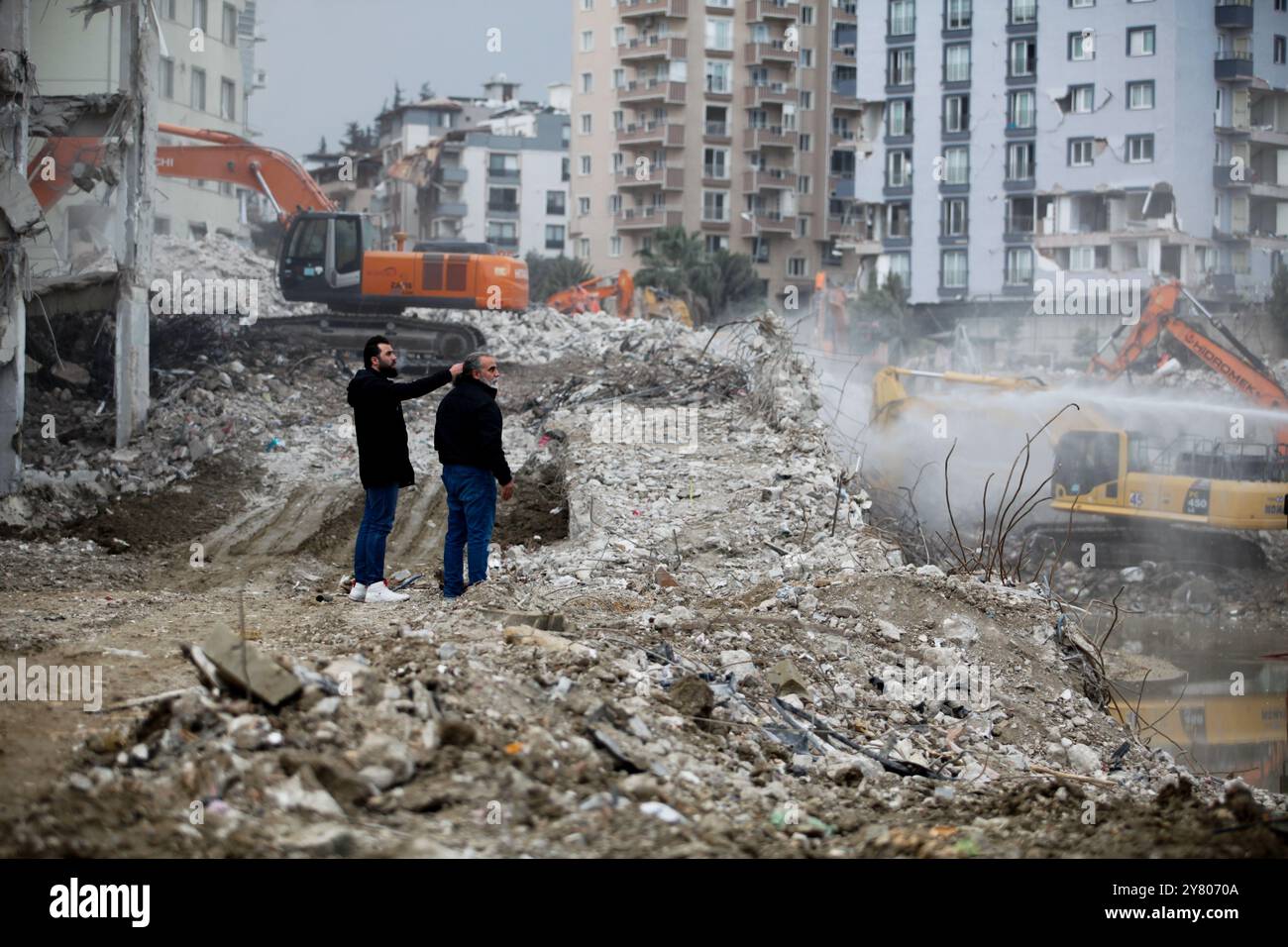 Antakya, Turkiye. 21 février 2023. Les survivants retournent sur le site de leurs maisons détruites dans la ville turque d'Antakya, dans la province de Hatay, où une grande partie de la ville a été réduite en ruines à la suite des récents tremblements de terre. Un séisme de magnitude 7,8 suivi de tremblements ont tué des dizaines de milliers de personnes dans le sud de Turkiye et le nord-ouest de la Syrie le 6 février. À Turkiye, des opérations de recherche et de sauvetage ont été entreprises sans relâche jusqu'à ce que l'espoir de retrouver des survivants s'évanouisse, avec des opérations majeures pour la récupération des corps et le déblaiement des nombreux décombres maintenant en place. Puissance récente Banque D'Images