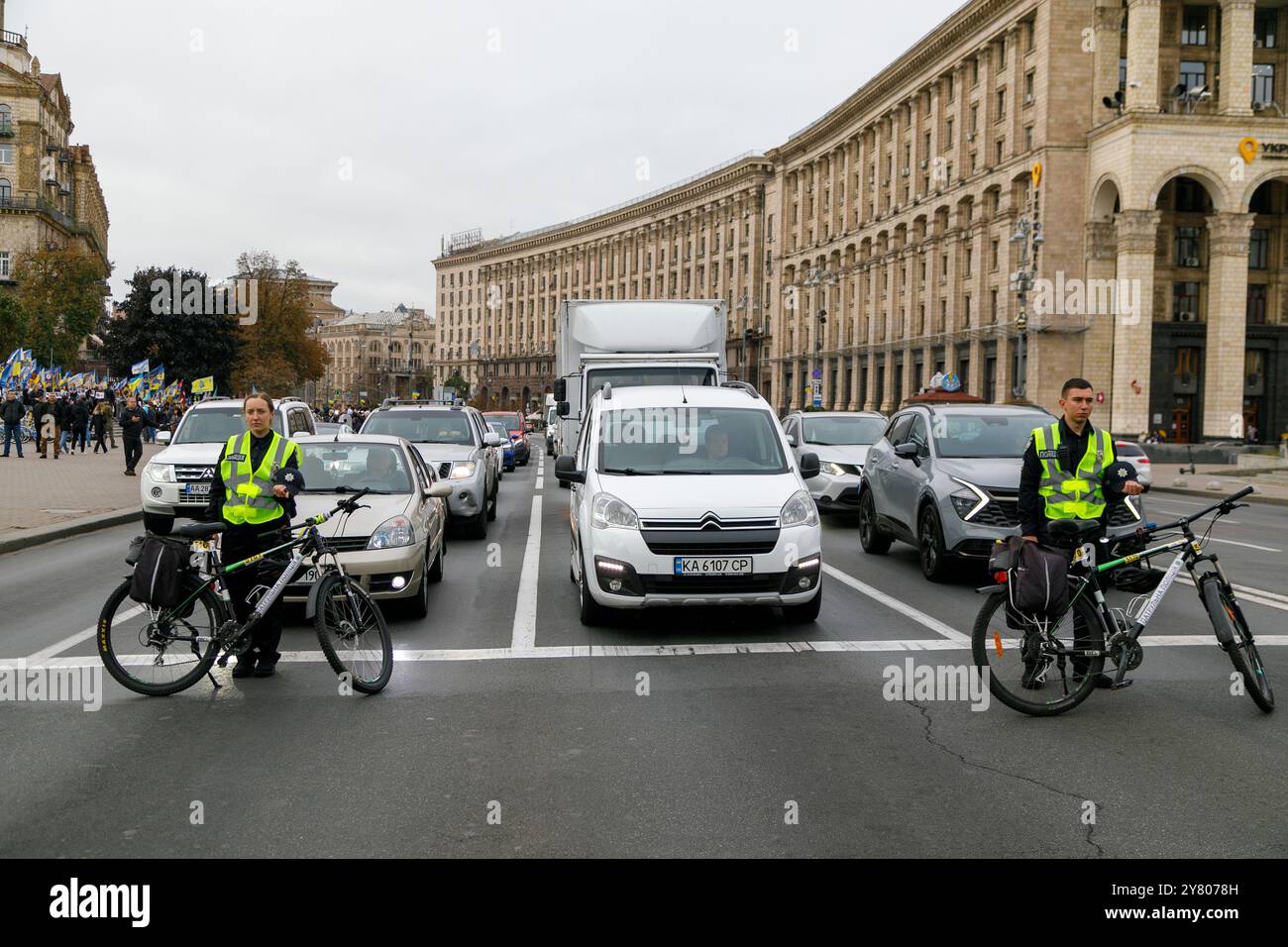 Non exclusif : KIEV, UKRAINE - 01 SEPTEMBRE 2024 - des policiers bloquent la circulation pendant une minute de silence à la mémoire de la soldie tombée Banque D'Images