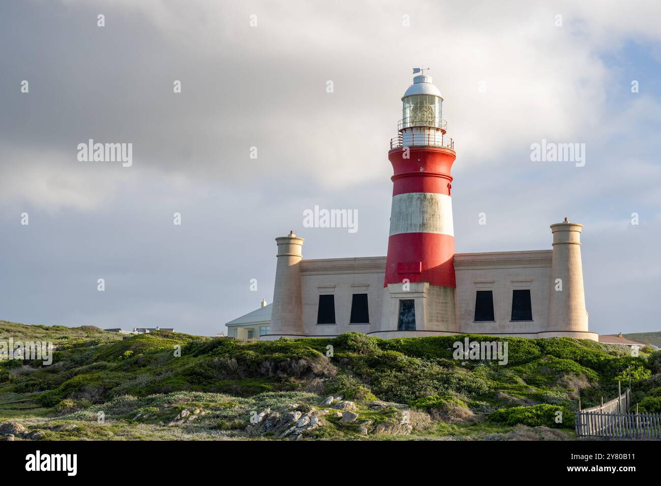 Phare du cap Agulhas, la pointe sud géographique de l'Afrique et le début de la ligne de démarcation traditionnelle entre l'Atlantique et l'O indien Banque D'Images