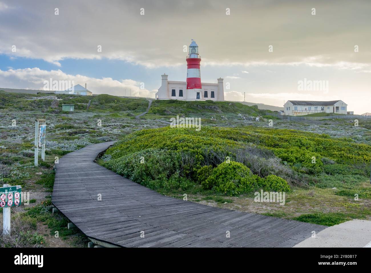 Phare du cap Agulhas, la pointe sud géographique de l'Afrique et le début de la ligne de démarcation traditionnelle entre l'Atlantique et l'O indien Banque D'Images