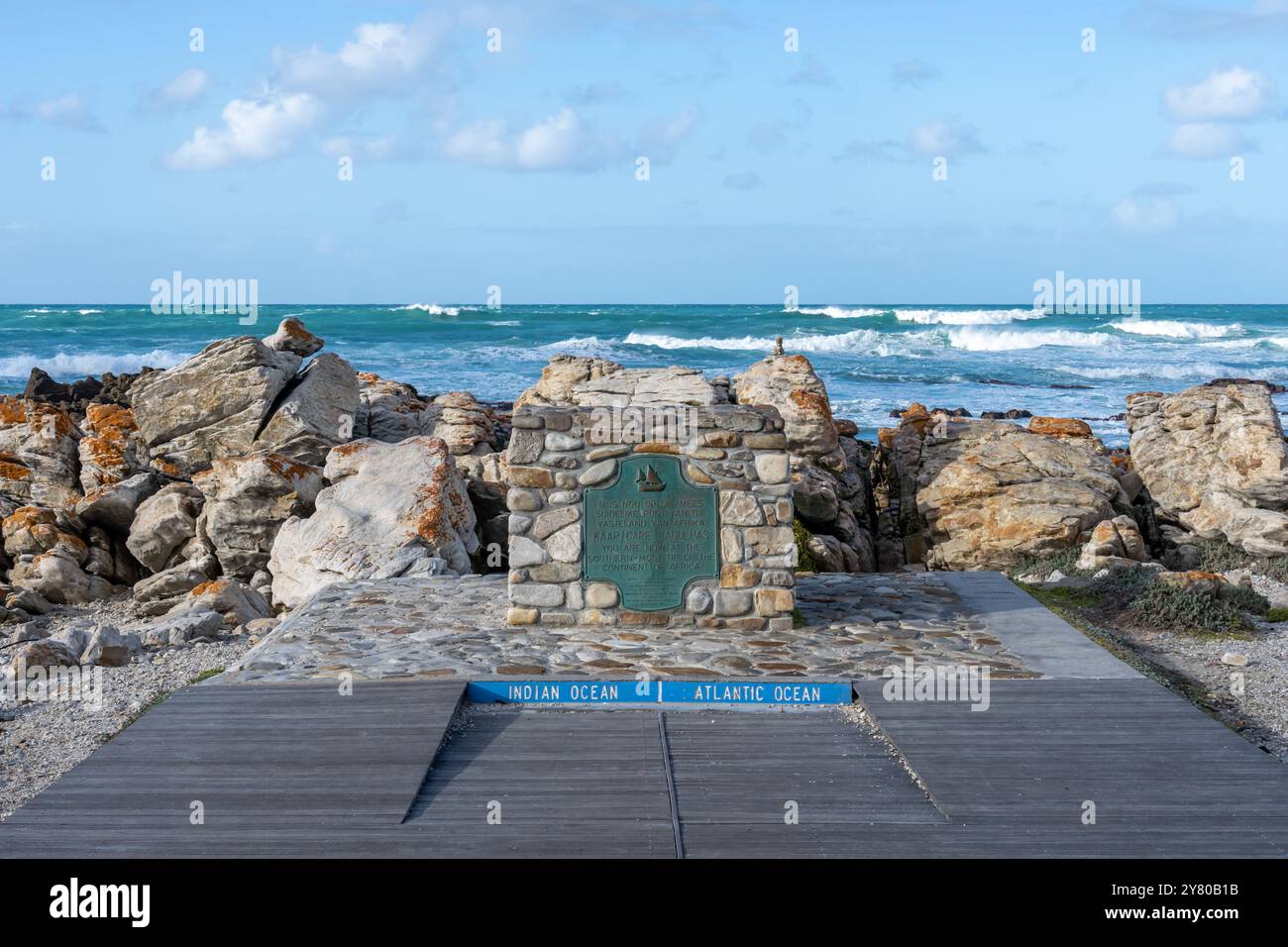 Cap Agulhas, la pointe sud géographique de l'Afrique et le début de la ligne de démarcation traditionnelle entre l'océan Atlantique et l'océan Indien Banque D'Images