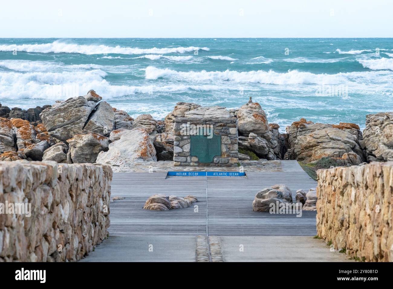 Cap Agulhas, la pointe sud géographique de l'Afrique et le début de la ligne de démarcation traditionnelle entre l'océan Atlantique et l'océan Indien Banque D'Images