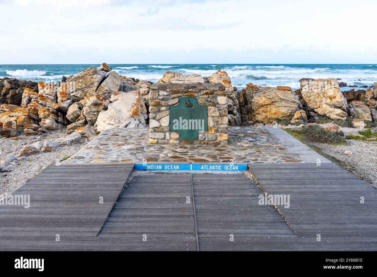 Cap Agulhas, la pointe sud géographique de l'Afrique et le début de la ligne de démarcation traditionnelle entre l'océan Atlantique et l'océan Indien Banque D'Images