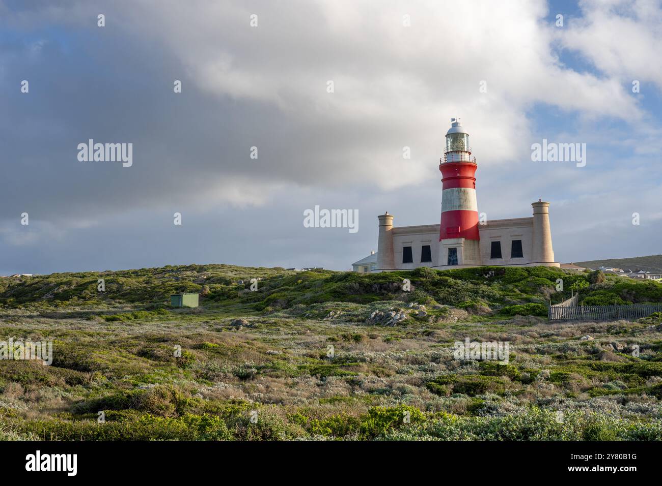 Phare du cap Agulhas, la pointe sud géographique de l'Afrique et le début de la ligne de démarcation traditionnelle entre l'Atlantique et l'O indien Banque D'Images