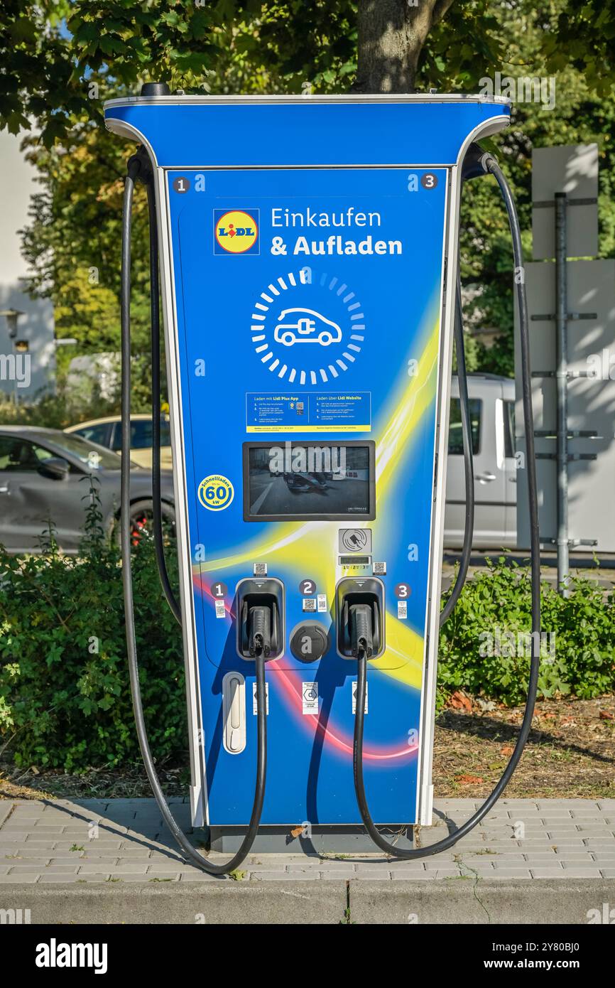 Elektro-Ladestation für Autos, Parkplatz Lidl Supermarkt, Berlin, Deutschland Banque D'Images