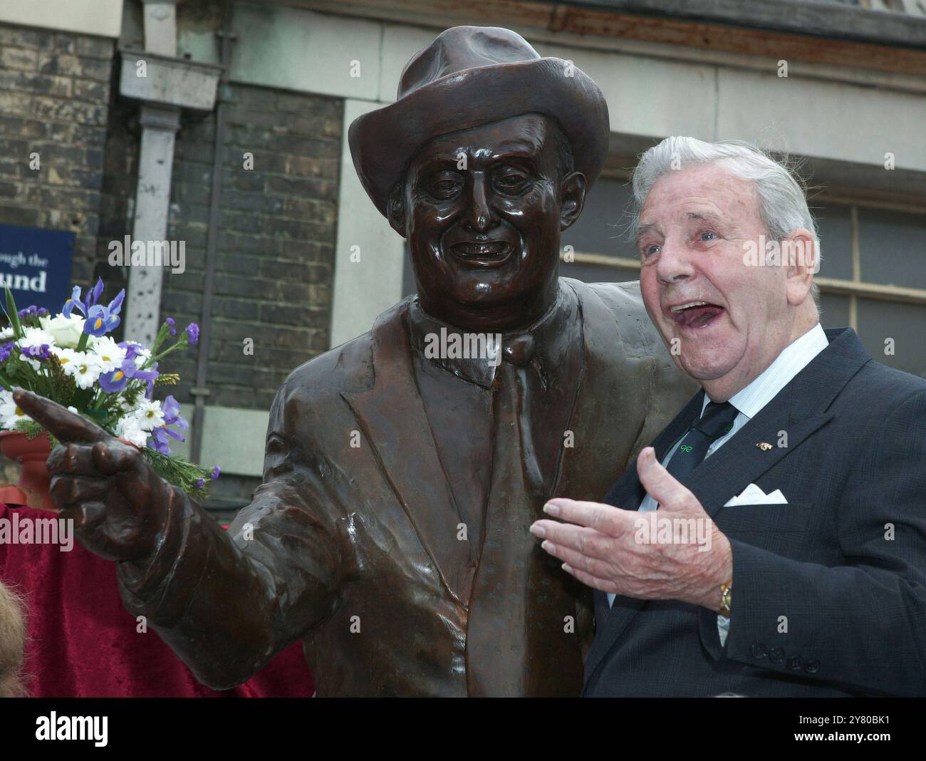 Artiste, comédien et chanteur Norman Wisdom avec la statue de Max Miller à Brighton Banque D'Images