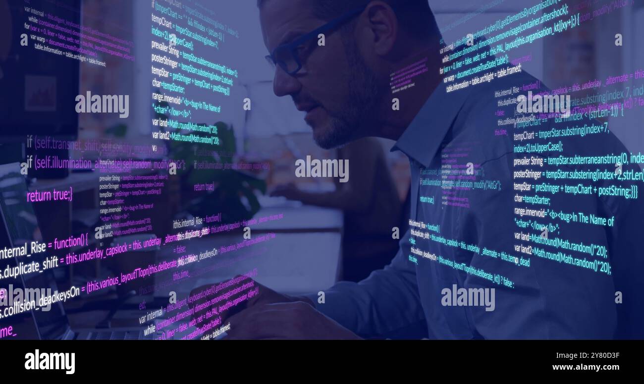 Image de code de programmation sur une personne travaillant sur l'ordinateur dans le bureau Banque D'Images