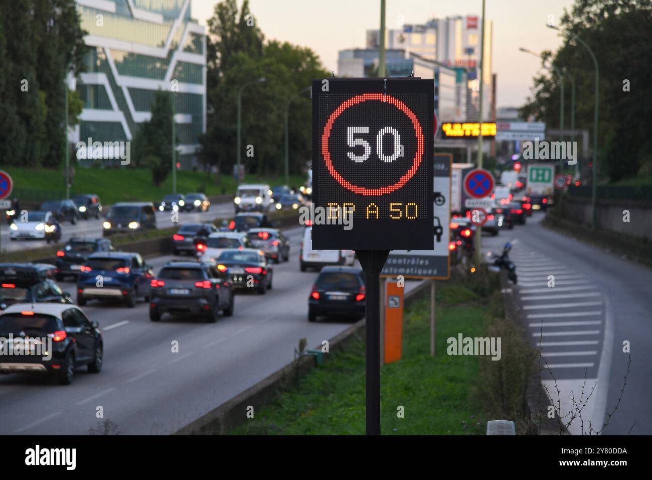 Paris, France. 01/10/2024, Un panneau routier de limitation de vitesse de 50km/h est vu sur le périphérique périphérique le 2024 octobre à Paris, France. Lundi soir, la ville de Paris a publié un décret abaissant officiellement la limite de vitesse sur le périphérique de 70km/h à 50km/h, avec effet au 1er octobre. La ville de Paris a invoqué des raisons environnementales et de sécurité pour justifier ce changement, déclarant que la mesure « est susceptible de limiter la pollution et les nuisances sonores causées par la circulation ». Bien que la mairie de la ville de Paris soit enthousiaste à ce changement, il a été contesté par la préfecture de police de Paris Banque D'Images