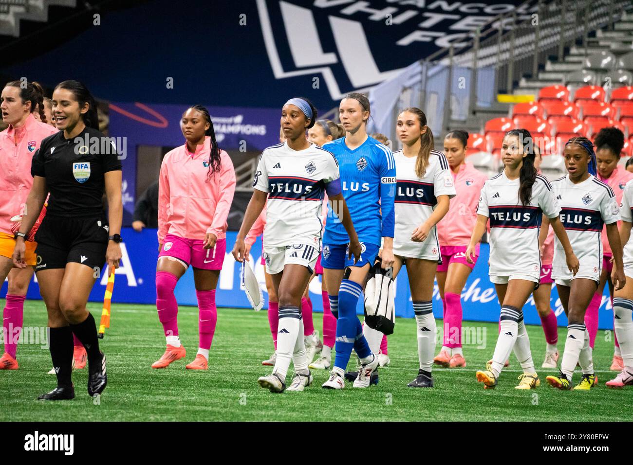 Vancouver, Canada. 1er octobre 2024. Vancouver, Colombie-Britannique, Canada, 1er octobre 2024 : Vancouver Whitecaps FC Girls Elite et San Diego Wave entrent sur le terrain avant le match de phase de groupes de la Coupe des Champions de la CONCACAF W entre Vancouver Whitecaps FC Girls Elite et San Diego Wave au BC place Stadium de Vancouver, Colombie-Britannique, Canada (USAGE ÉDITORIAL SEULEMENT). (Amy elle/SPP) crédit : photo de presse sportive SPP. /Alamy Live News Banque D'Images