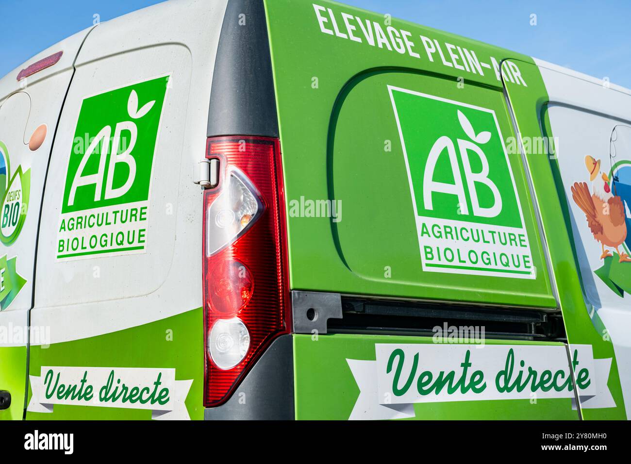 Signe AB, label agriculture biologique, sur un fourgon dans une ferme avicole en plein air, vente directe Banque D'Images