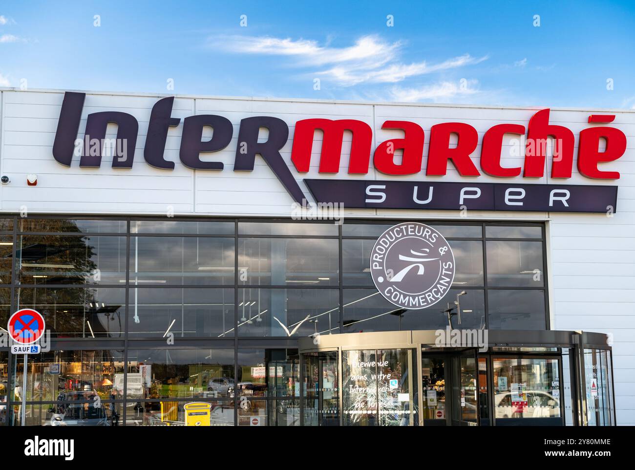 Supermarché Intermarché : logo Intermarché Super, vue extérieure d'un supermarché Banque D'Images