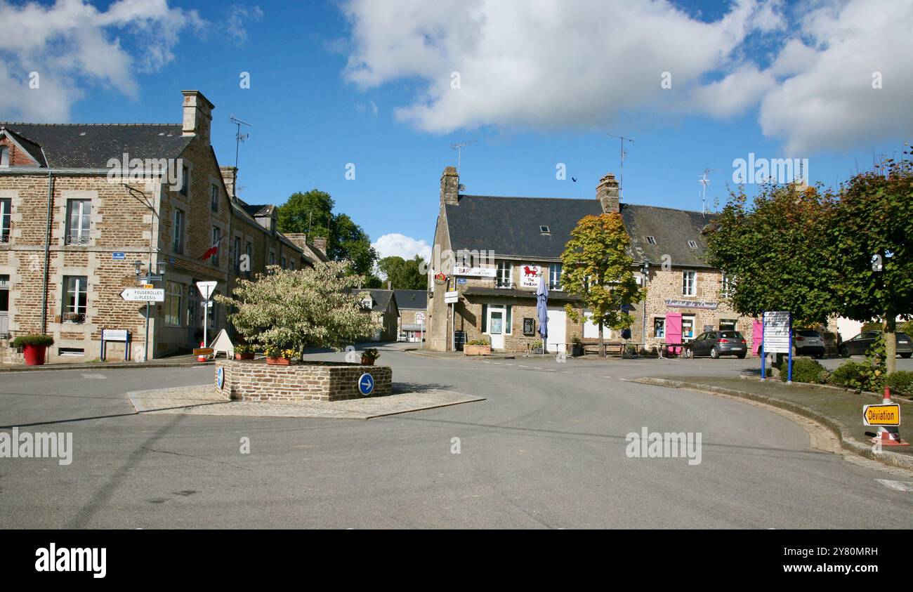 Une vue sur le Red Lion Pub and Restaurant, dans le centre de Desertines, dans la région des pays de la Loire dans le nord-ouest de la France, Europe Banque D'Images