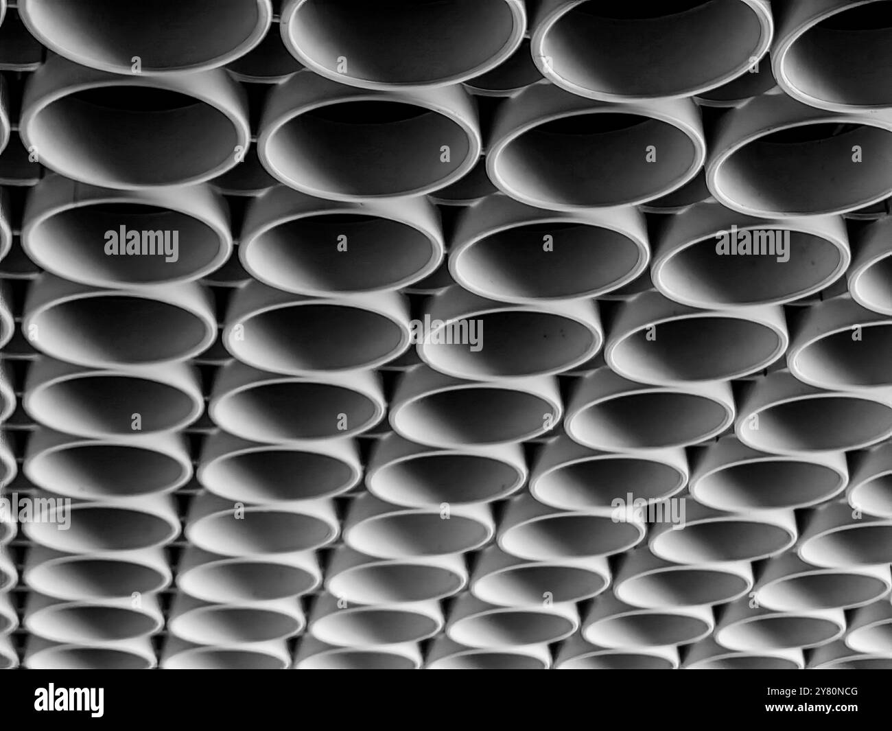 Motifs circulaires au plafond : un jeu créatif de lumière, d'ombre et de texture. Banque D'Images