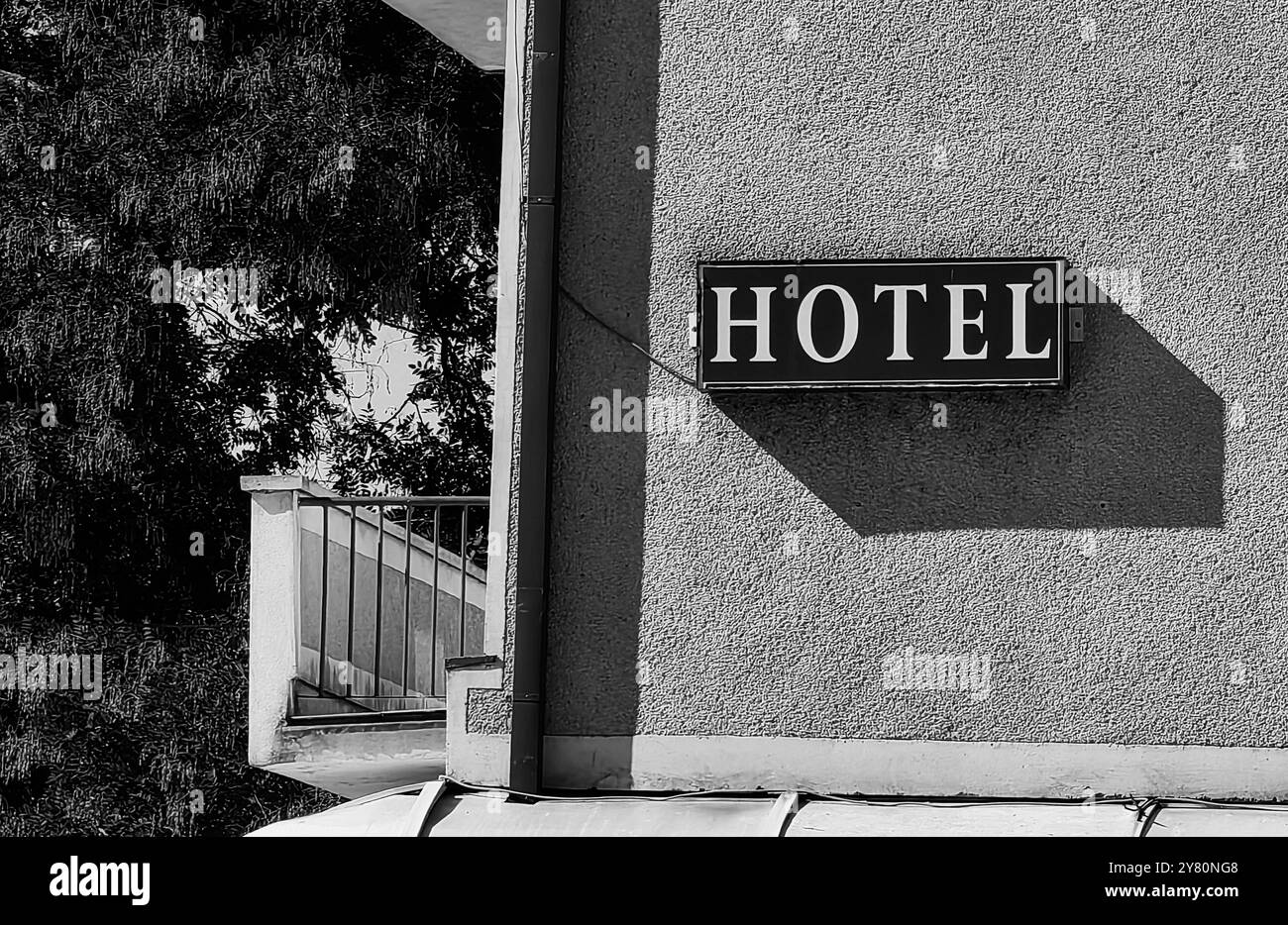 Panneau de l'hôtel et clôture du balcon : un jeu de lumière, d'ombre et de typographie Banque D'Images