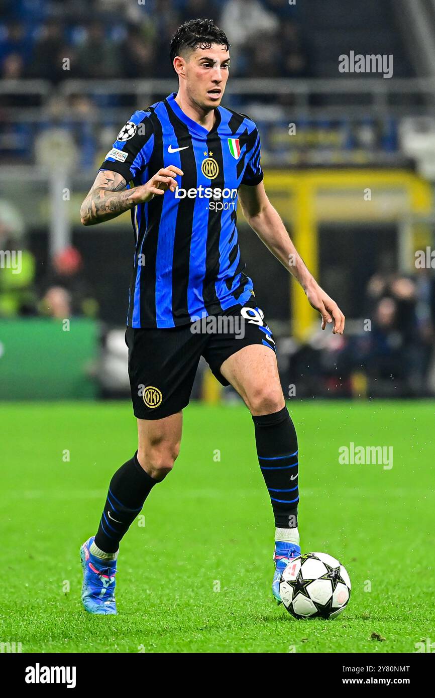 Le défenseur italien #95 de l'Inter Milan, Alessandro Bastoni, contrôle le ballon lors du match de football de la Ligue des champions de l'UEFA Inter Milan vs Crvena Zvezda Beograd ( Red Star ) au stade San Siro de Milan, Italie, le 1er octobre 2024 crédit : Piero Cruciatti/Alamy Live News Banque D'Images