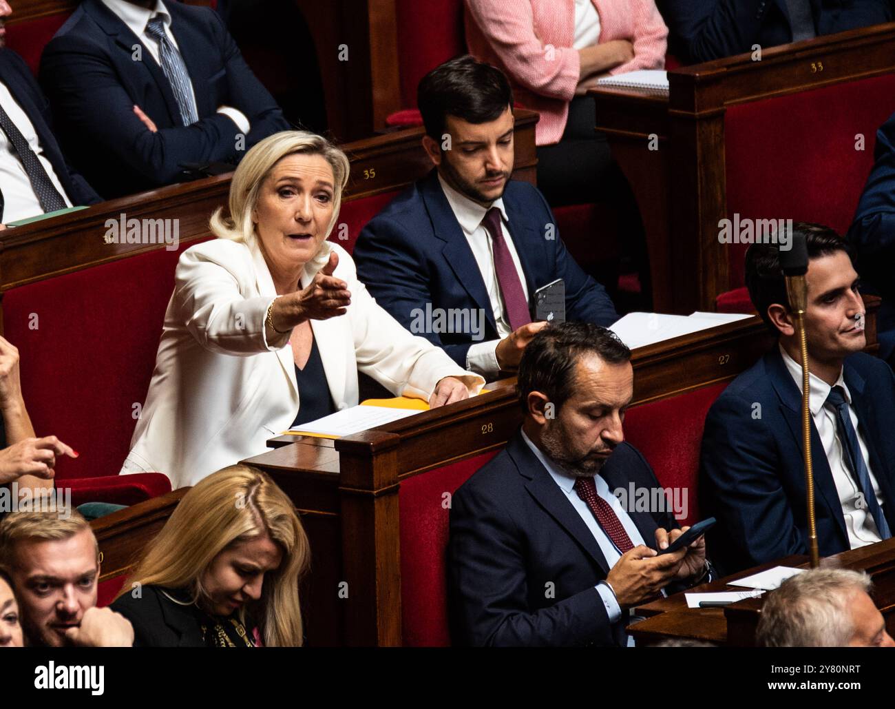 FRANCE-POLITIQUE-GOUVERNEMENT-PARLEMENT rassemblement la dirigeante nationale Marine le Pen au Parlement lors du discours de politique générale du nouveau premier ministre Michel Barnier. Paris, le 1er octobre 2024. PARIS ILE-DE-FRANCE FRANCE COPYRIGHT : XANDREAXSAVORANIXNERIX FRANCE-POLITICS-GOVERNMENT-PARLI ASAVORANINERI-56 Banque D'Images