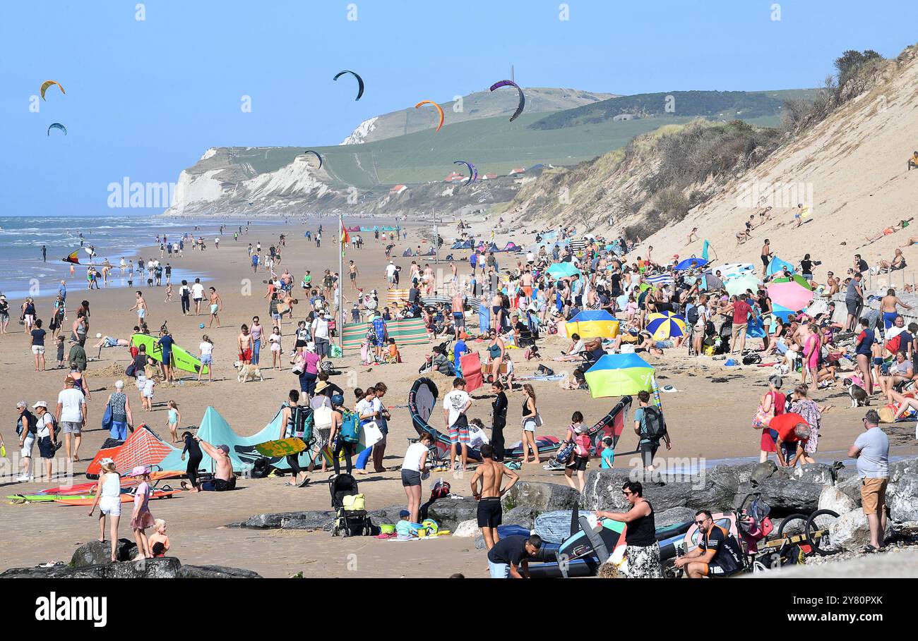 Wissant (Nord de la France) : foule de vacanciers sur la plage en face du cap Blanc-nez. Touristes, nageurs et kitesurfer Banque D'Images