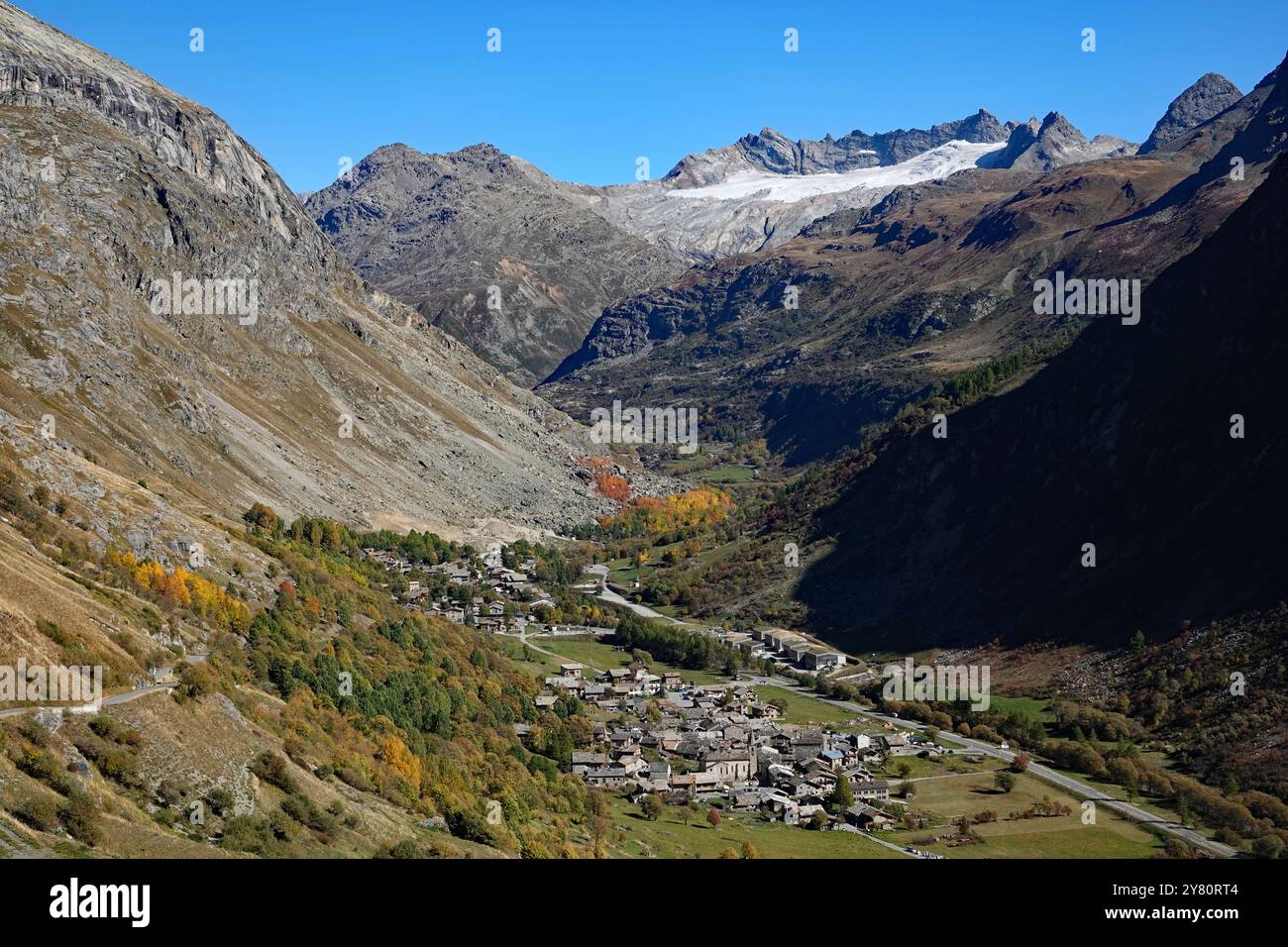 Bonneval-sur-Arc, Vallée de la Maurienne, Parc National de la Vanoise (centre-est de la France) : vue sur le village en automne, village bénéficiant du label 'plus bea Banque D'Images