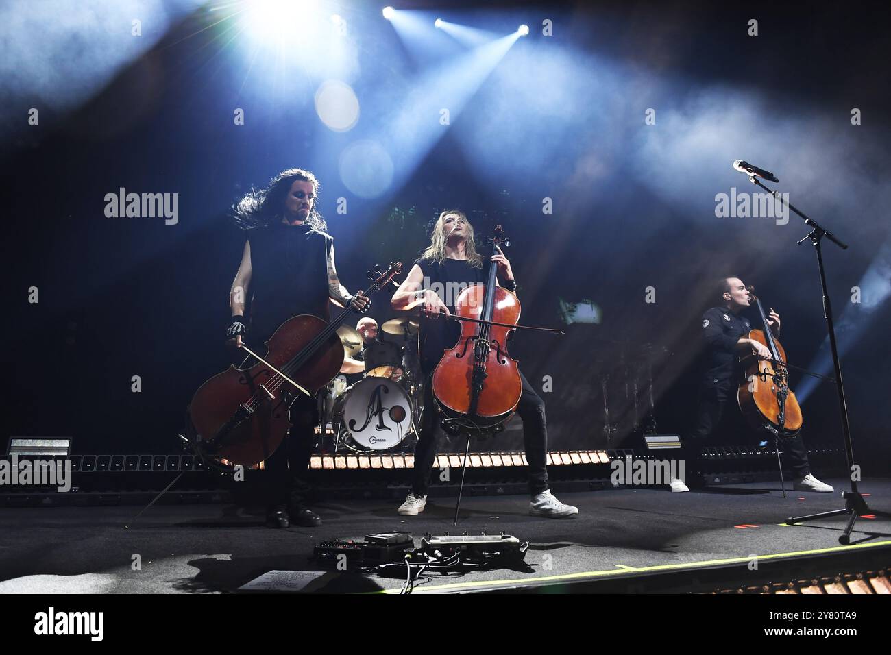 ROYAUME-UNI. 30 septembre 2024. LONDRES, ANGLETERRE - SEPTEMBRE 30 : Perttu Kivilaakso, Eicca Toppinen et Paavo Lötjönen d'Apocalyptica se produisant au Royal Albert Hall le 30 septembre 2024 à Londres, Angleterre. CAP/Mar © Mar/Capital Pictures crédit : Capital Pictures/Alamy Live News Banque D'Images