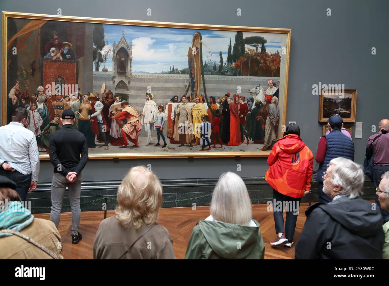 Les visiteurs étudient la célèbre Madone de Cimabue de Frederic, Lord Leighton à la National Gallery, Londres, Royaume-Uni Banque D'Images