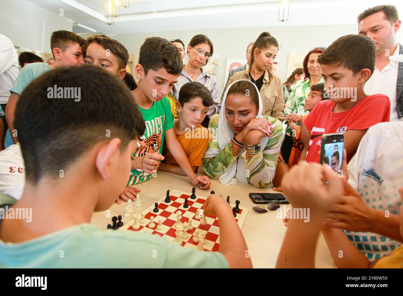 Gaziantep, Turkiye. 26 juillet 2023. La princesse Lamia bint Majid Al Saud visite un centre d'activités éducatives et récréatives dans le village turc de Nurdagi près de Gaziantep, pour les personnes et les familles touchées par les séismes de février dans le sud de la Turquie. La visite au centre faisait partie d’une tournée de la princesse dans diverses zones touchées par le tremblement de terre massif qui a frappé la Turquie et la Syrie en février 2023 Banque D'Images