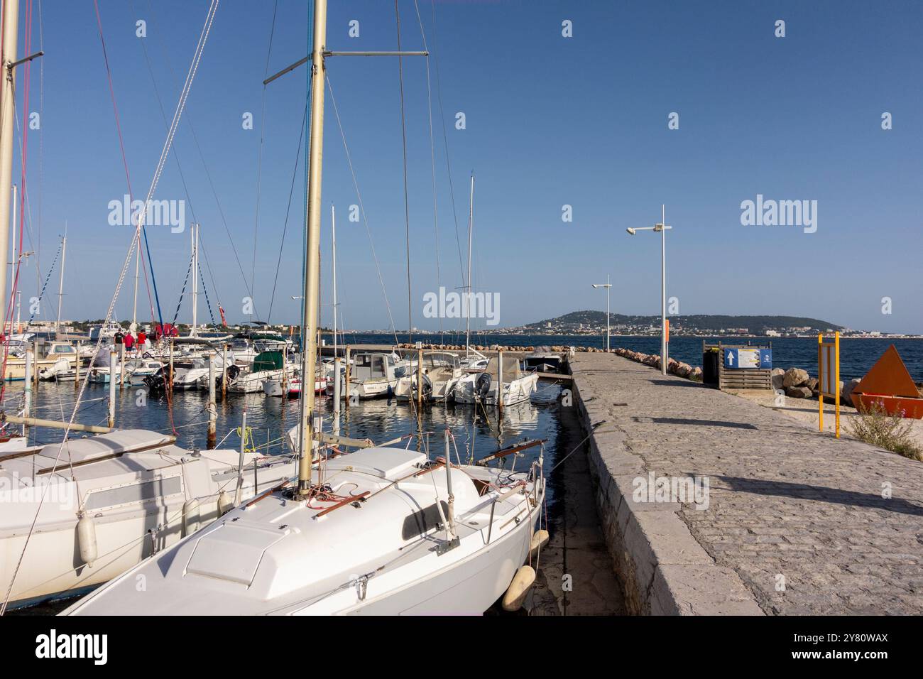 Vue sur le port de Bouzigues avec Sète en arrière-plan, Hérault, Occitanie, Frane, Europe Banque D'Images