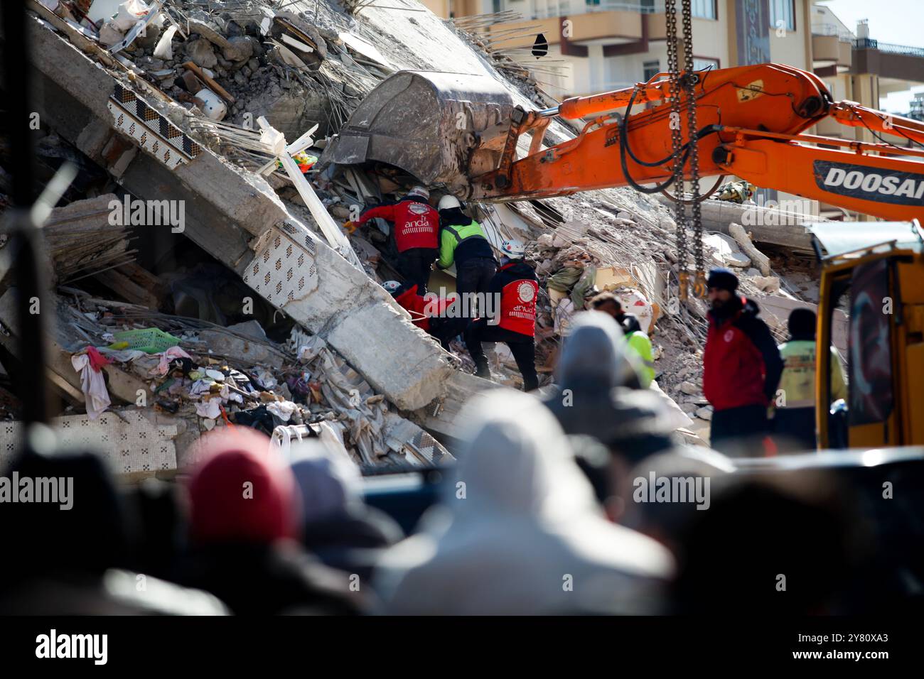 Gaziantep, Turquie. 08 janvier 2023. Les opérations de sauvetage se poursuivent sans cesse à Gaziantep, après le tremblement de terre de magnitude 7,8 de lundi dans le sud de la Turquie. Des répliques constantes et des routes endommagées entravent les efforts déployés pour faire face à la situation d'urgence. Davut Gul, gouverneur de Gaziantep, a mentionné que 531 bâtiments ont été endommagés ou détruits dans la ville de Gaziantep par les deux grands séismes et les répliques. Les commerces de première nécessité et les supermarchés ont également bene demandé à rouvrir à Gaziantep par la municipalité Banque D'Images