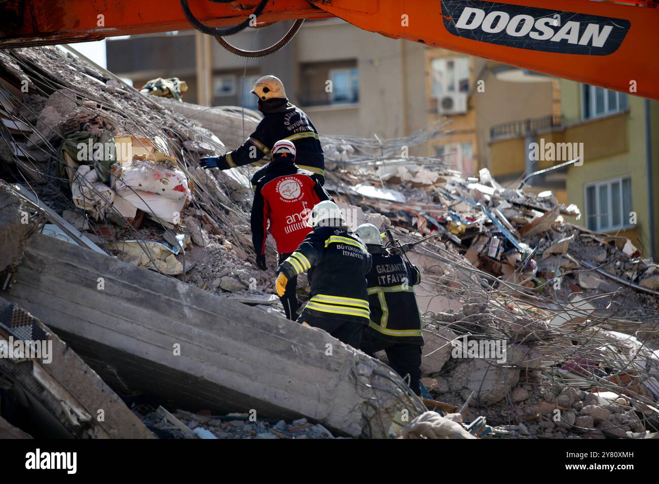 Gaziantep, Turquie. 08 janvier 2023. Les opérations de sauvetage se poursuivent sans cesse à Gaziantep, après le tremblement de terre de magnitude 7,8 de lundi dans le sud de la Turquie. Des répliques constantes et des routes endommagées entravent les efforts déployés pour faire face à la situation d'urgence. Davut Gul, gouverneur de Gaziantep, a mentionné que 531 bâtiments ont été endommagés ou détruits dans la ville de Gaziantep par les deux grands séismes et les répliques. Les commerces de première nécessité et les supermarchés ont également bene demandé à rouvrir à Gaziantep par la municipalité Banque D'Images