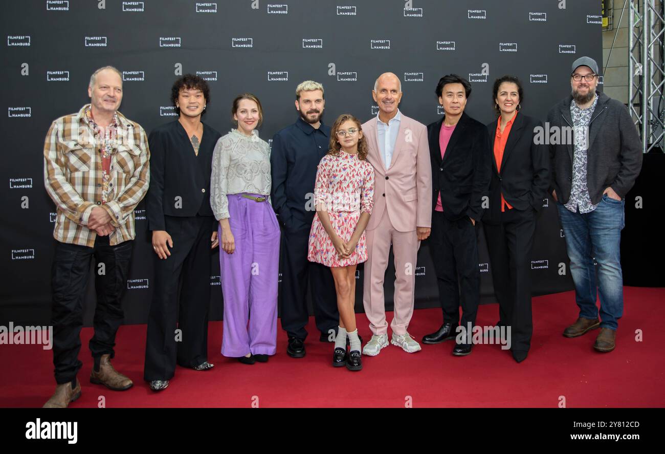 Filmfest Hamburg Viet Pham, Nikola Kastner, Edin Hasanovic, Yuna Bennett, Christoph Maria Herbst, ONG The Chau, Malika Rabahallah und Carsten Henn BEI der Premiere des films Der Buchspazierer auf dem 32. Filmfest in Hamburg, Deutschland *** Filmfest Hamburg Viet Pham, Nikola Kastner, Edin Hasanovic, Yuna Bennett, Christoph Maria Herbst, NGO The Chau, Malika Rabahallah et Carsten Henn à la première du film Der Buchspazierer au Filmfest 32 à Hambourg, Allemagne Copyright : xNikolaixKislichkox 6M6A0277 Banque D'Images