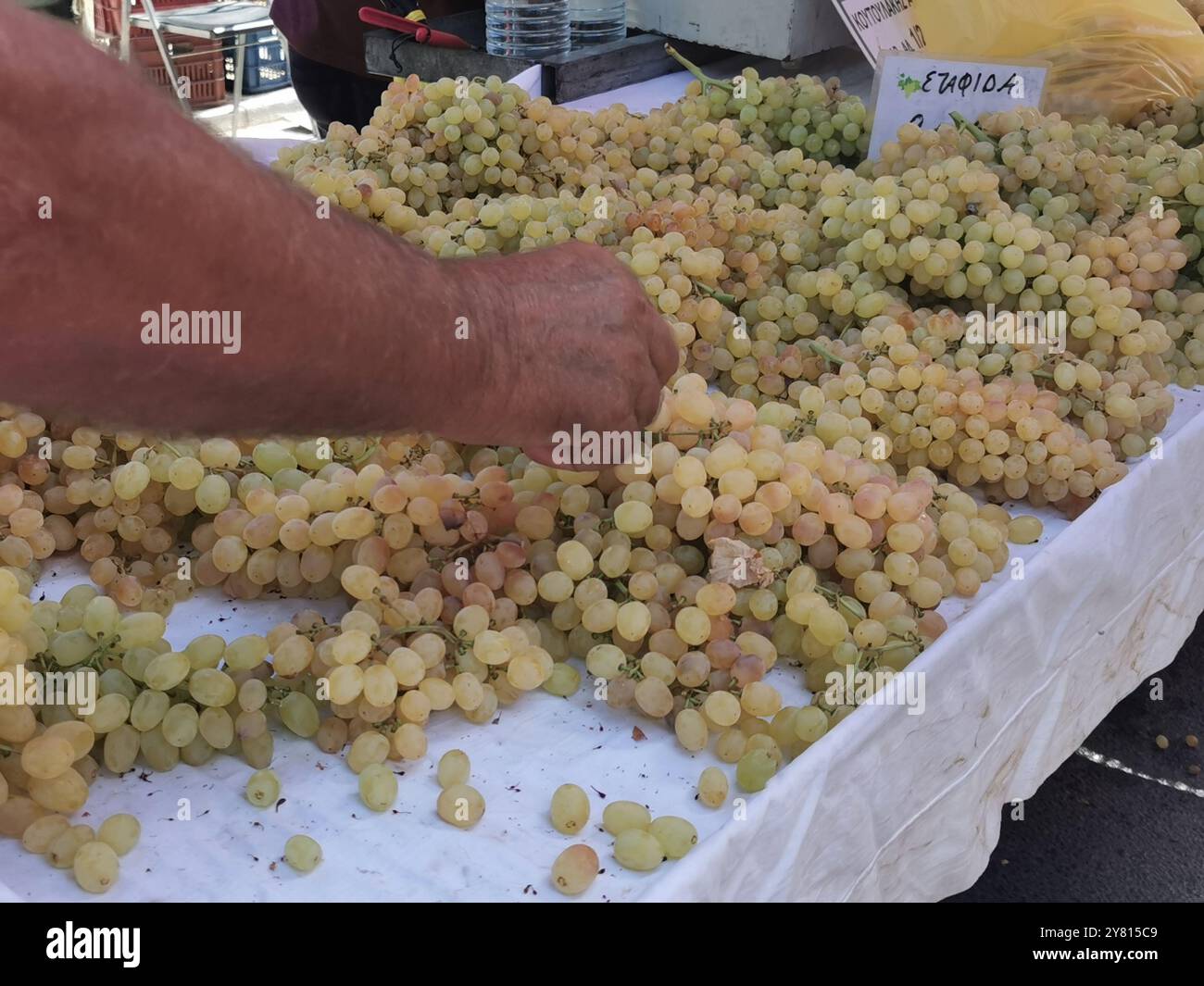 27 septembre 2024, Grèce, la Canée : les raisins reposent sur un étal dans un marché du quartier de Nea Chora. Photo : Alexandra Schuler/dpa Banque D'Images