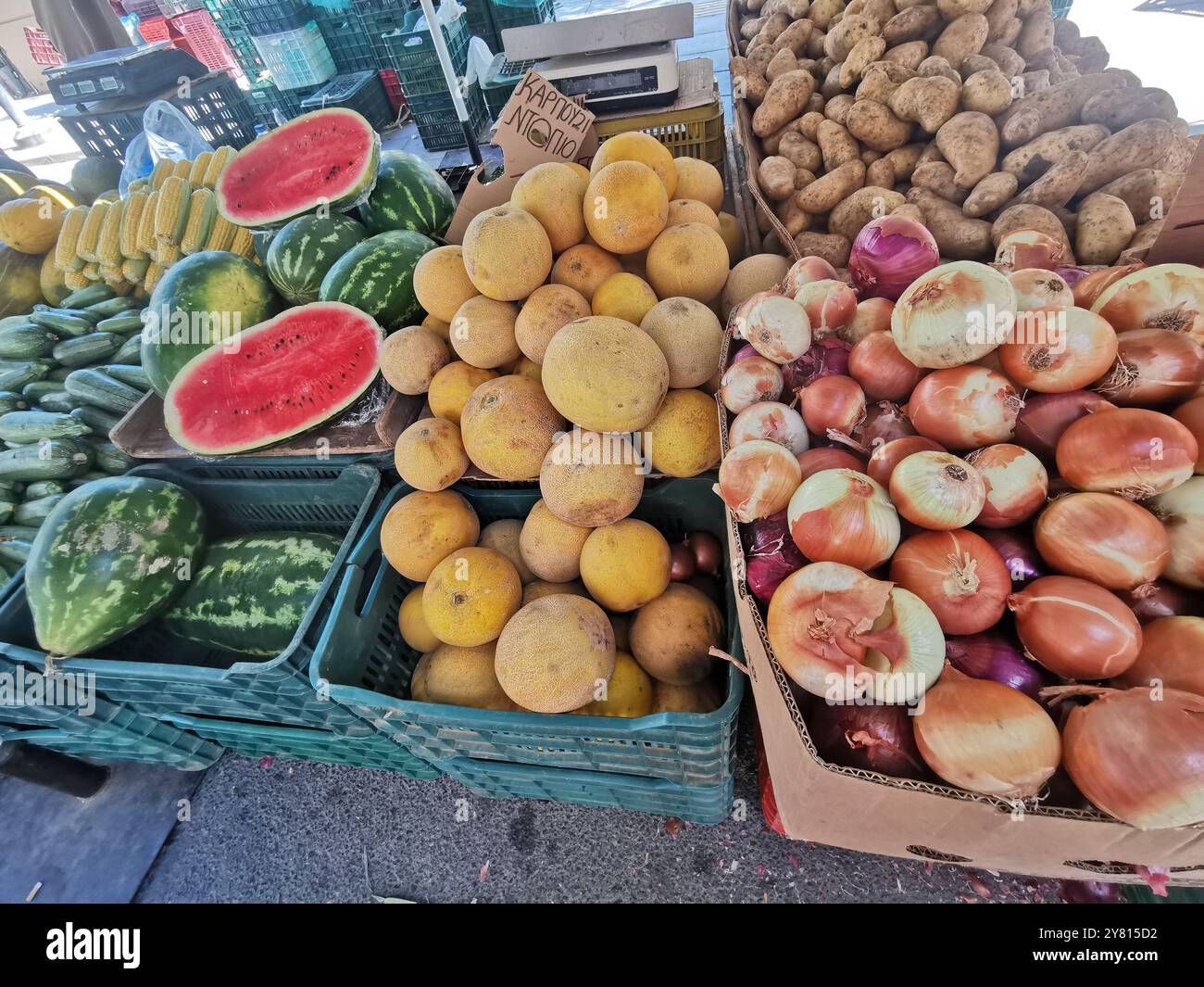 27 septembre 2024, Grèce, la Canée : divers types de fruits et légumes, tels que les melons, les oignons et les pommes de terre, se trouvent sur un étal dans un marché du district de Nea Chora. Photo : Alexandra Schuler/dpa Banque D'Images