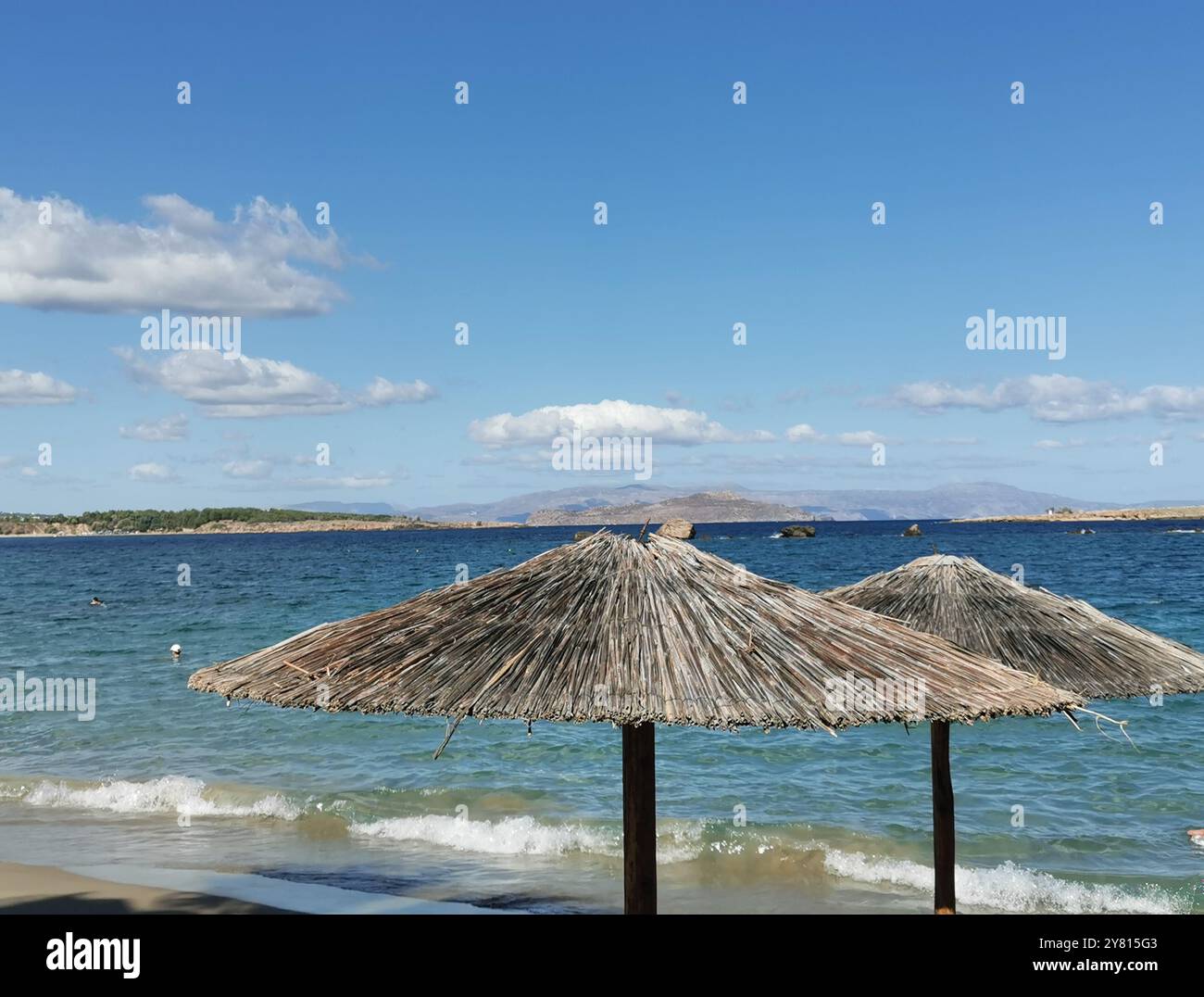 Chania, Grèce. 27 septembre 2024. Parasols sur la plage de Nea Chora. Crédit : Alexandra Schuler/dpa/Alamy Live News Banque D'Images