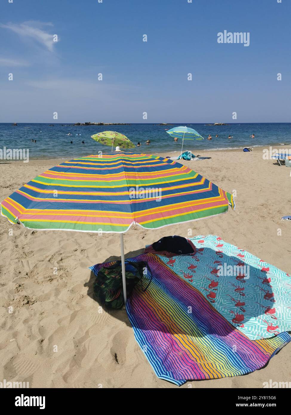 Chania, Grèce. 05th Sep, 2024. Un parasol et des serviettes de plage sont disponibles sur la plage du Nea Chora. Crédit : Alexandra Schuler/dpa/Alamy Live News Banque D'Images