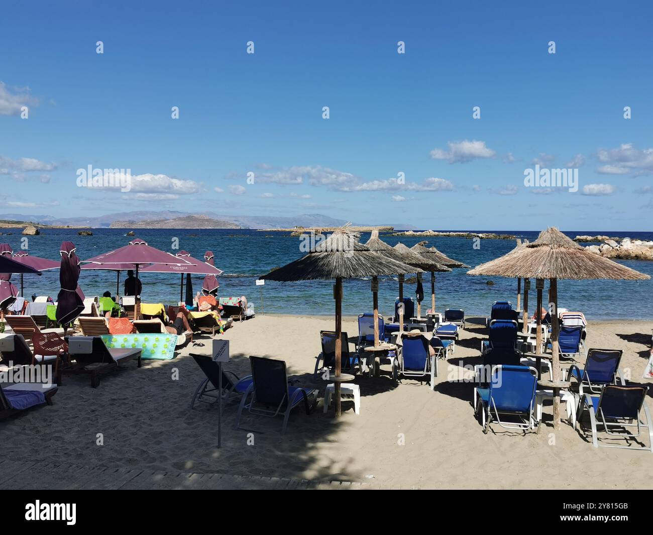 Chania, Grèce. 27 septembre 2024. Des parasols et des chaises longues sont disponibles sur la plage de Nea Chora. Crédit : Alexandra Schuler/dpa/Alamy Live News Banque D'Images