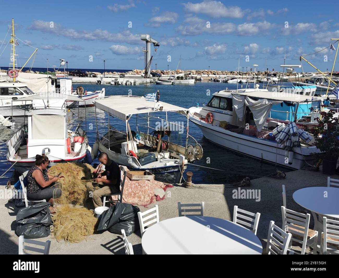 Chania, Grèce. 27 septembre 2024. Les pêcheurs réparent les filets dans le port de Nea Chora Chania Marina. Crédit : Alexandra Schuler/dpa/Alamy Live News Banque D'Images