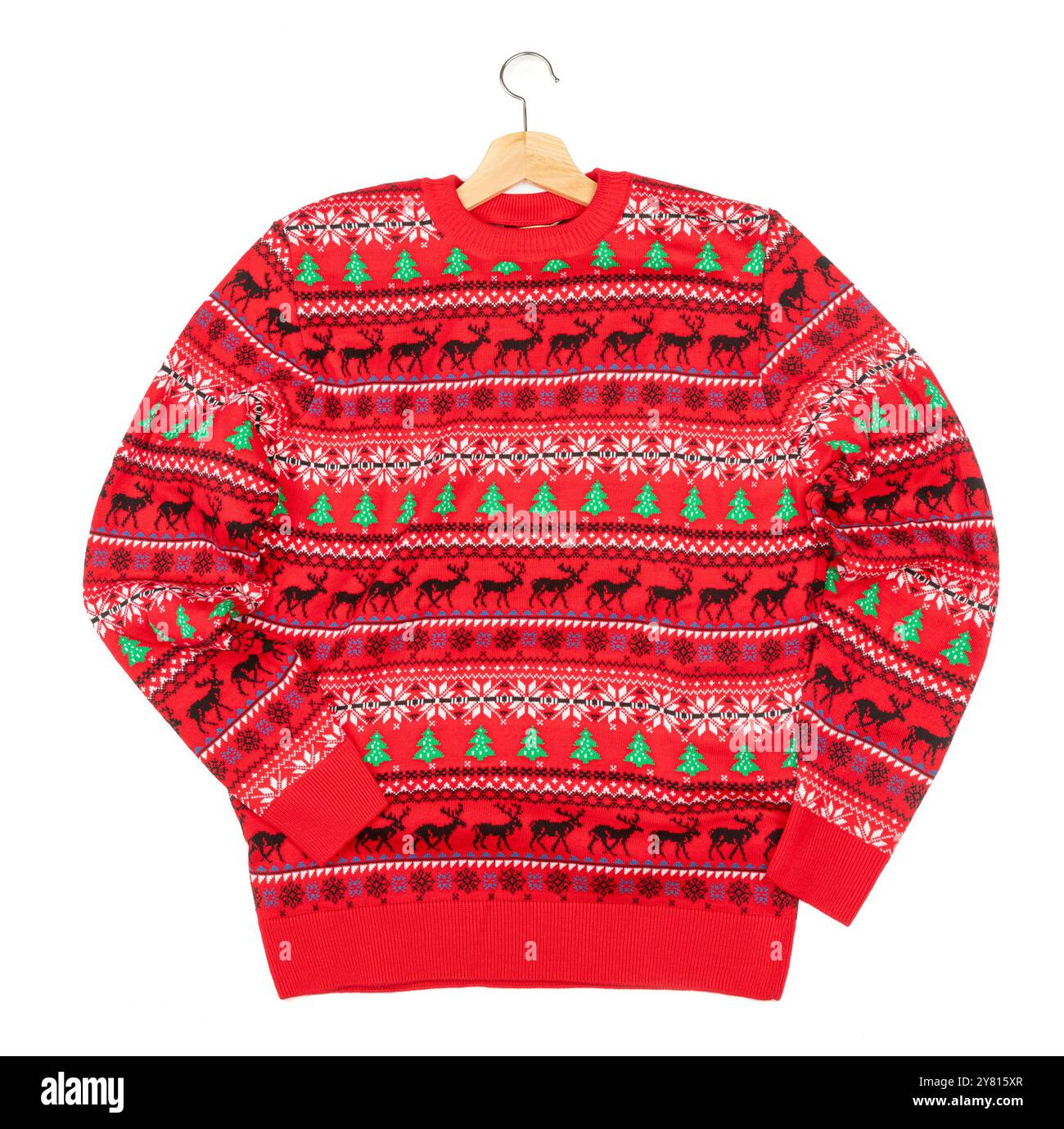 Pull à col ras du cou tricoté rouge de Noël (aka Ugly Sweater) avec cintre en bois posé sur un fond blanc isolé Banque D'Images