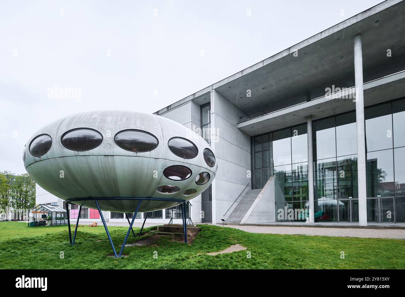 Munich, Allemagne - 18 avril 2024 : Maison Futuro de 1968 à côté de la Pinakothek der moderne. Design de l'architecte finlandais Matti Suuronen Banque D'Images