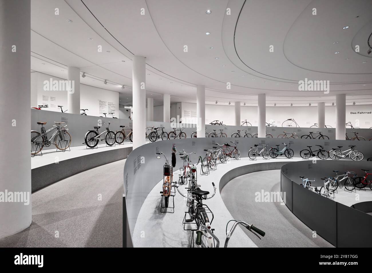 De nombreux vélos sont exposés dans l'exposition à la Pinakothek der moderne Banque D'Images