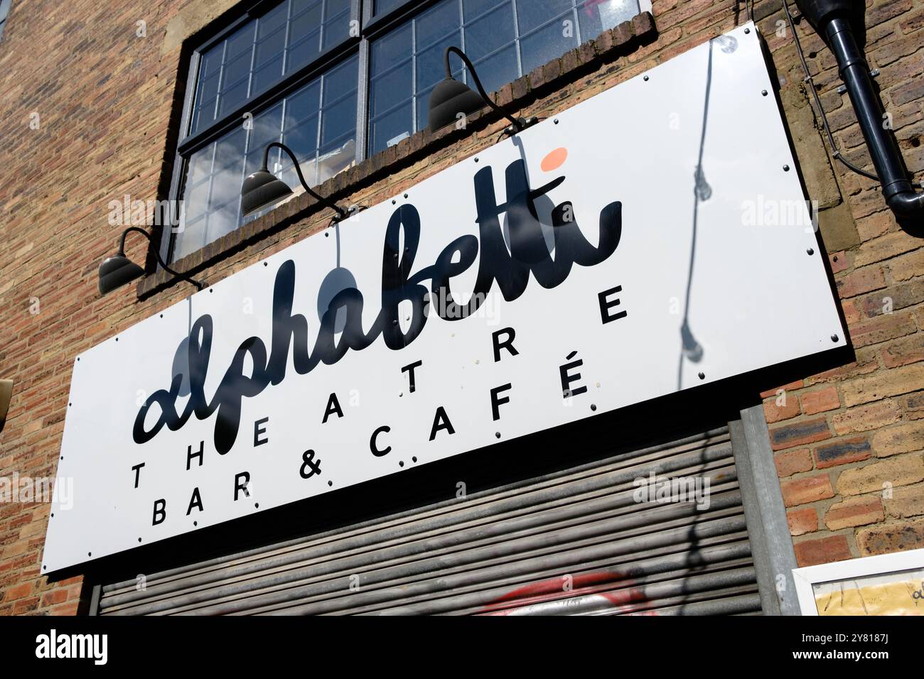 Newcastle UK : 8 juin 2024 : Alphabetti Theatre signe extérieur un jour ensoleillé du ciel Banque D'Images