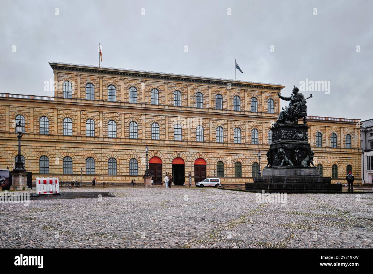 Munich, Allemagne - 18 avril 2024 : Residenz (résidence) L'ancien palais royal des monarques Wittelsbach de Bavière, Max Joseph-Platz, le Königsbau Banque D'Images