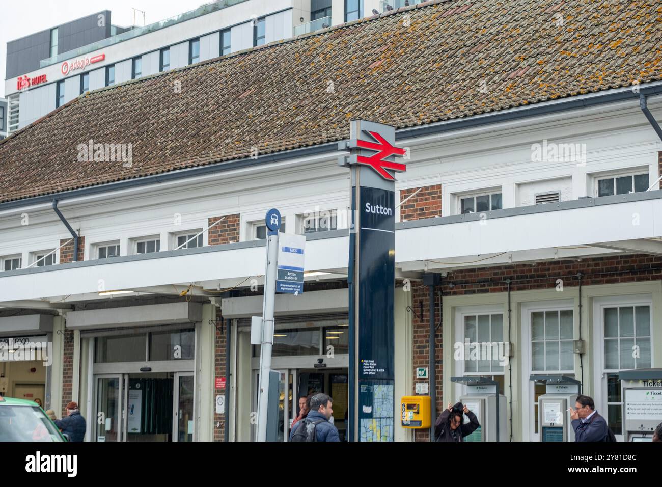SUTTON, LONDRES- 10 SEPTEMBRE 2024 : gare ferroviaire de Sutton dans le sud de Londres- gare principale de Sutton desservie par les trains Southern et Thames Link. Banque D'Images