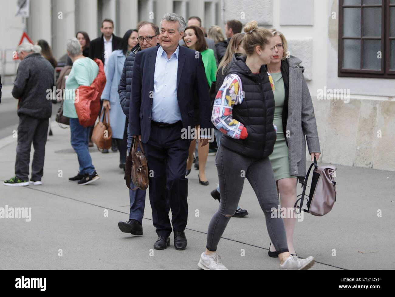 AUTRICHE ; VIENNE ; 20241002 ; Werner Kogler (C.), porte-parole fédéral des Verts et vice-chancelier en route pour la Chancellerie fédérale à Vienne le 2 octobre 2024. L'actuel Gouvernement fédéral présente sa démission au Président fédéral aujourd'hui à la suite des élections au Conseil national. /// Österreich ; WIEN ; 20241002 ; Werner Kogler (M.), Bundesprecher der Grüne und Vizekanzler am Weg ins Bundeskanzleramt in Wien am 02. Oktober 2024. Die jetztige Bundesregierung reicht nach der Nationalratswahl heute BEI Beundespräsidenten ihren Rücktritt ein. - 20241002 PD3854 Banque D'Images